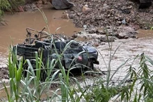 La jeep emportée par des crues soudaines dans le village de Cu Lan (district de Lac Duong, province de Lâm Dông). Photo : VNA.