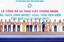 Lors de la cérémonie de remise des certificats de produits industriels ruraux typiques de la province de Quang Ninh 2023. Photo : VOV