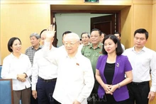 Le Secrétaire général Nguyên Phu Trong rencontre des électeurs de trois arrondissements de Hanoï. Photo : VNA.