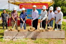 Lors de la cérémonie de mise en chantier d’un pont au service des gens à Kiên Giang. Photo: bao Kien Giang
