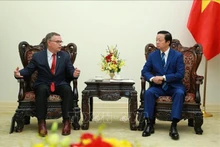 Le Vice-Premier ministre Trân Hông Hà (à droite) et le vice-président senior du groupe Dell, Robert McIntosh, à Hanoi, le 14 décembre. Photo : VNA.