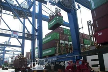Chargement et déchargement des marchandises d'exportation à Tan Cang Cat Lai, ville de Thu Duc. Photo : VNA