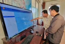Les activités des navires de pêche en mer équipés de dispositifs de surveillance sont surveillées par le sous-département des produits aquatiques de la province de Ninh Thuân. Photo : VNA.