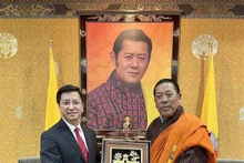 L'ambassadeur du Vietnam en Inde, au Népal et au Bhoutan, Nguyên Thanh Hai (à gauche), et le président de la Chambre basse du Parlement du Bhoutan, Wangchuk Namgyel. Photo : VNA.