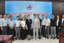 Lors de la réunion avec les représentants de KAR, de la Société par actions du Festival international de l’immobilier du Vietnam et du groupe Dai Long Trung. Photo: baodautu.vn