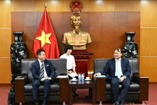 e vice-ministre de l’Industrie et du Commerce, Do Thang Hai, et Toshio Kuwahara, président et directeur général de l’Asian Honda Motor et chef de l'unité régionale (Asie et Océanie). Photo: congthuong.vn