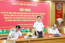 Le général de division Bui Quoc Oai, secrétaire du Comité du Parti, Commissaire politique de la Garde côtière vietnamienne, lors de la conférence. Photo: VNA
