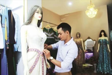 K'Jona et sa robe de mariée en brocart. Photo: thoidai