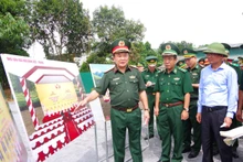 Le général de corps d'armée Hoang Xuân Chiên, vice-ministre de la Défense, et sa délégation. Photo: thoidai
