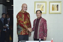 Le ministre vietnamien des Affaires étrangères Bui Thanh Son (droite) et le Premier ministre et ministre des Affaires étrangères de Papouasie-Nouvelle-Guinée, James Marape. Photo: VNA