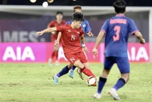 Le milieu de terrain du Vietnam, Nguyên Van Truong (maillot rouge, N°14). Photo : VNA.