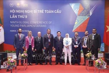 Le président de l’Assemblée nationale (AN), Vuong Dinh Huê, et les délégués. Photo: VNA