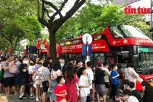 De nombreux touristes effectuent des visites gratuites dans la capitale en bus touristiques à impériale. Photo: baotintuc