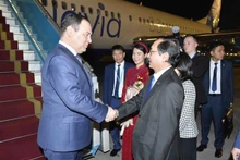Le ministre vietnamien des Sciences et des Technologies, Huynh Thành Dat (à droite), accueille le Premier ministre de Biélorussie, Roman Golovchenko, à l'aéroport international de Nôi Bài. Photo : VNA.