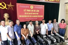 Lors de la cérémonie de remise de 20 fauteuils roulants à 20 victimes de l’Agent orange à mobilité réduite. Photo: thoidai