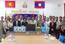 Lors de la cérémonie de remise des cadeaux aux professeurs et aux étudiants de la section de langue vietnamienne de l’Université Souphanouvong. Photo: VNA