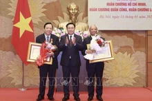 Le président de l'Assemblée nationale Vuong Dinh Hue (centre), l'ancien vice-président de l'AN - le général de corps d’armée Huynh Ngoc Son, et l’ancien vice-président de l'AN Uong Chu Luu. Photo : VNA