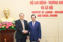 Le ministre vietnamien du Travail, des Invalides et des Affaires sociales, Dao Ngoc Dung (à droite), et le ministre singapourien de la Main-d’œuvre et deuxième ministre du Commerce et de l’Industrie, Tan See Leng. Photo: LĐ-TB&XH