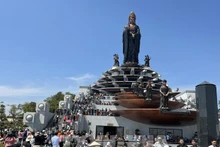 Touristes visitant la montagne Bà Den, dans la province de Tây Ninh. Photo : VNA.