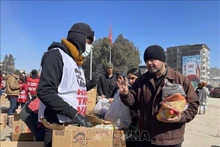 Des gens à Hatay sont fournis de produits d'assistance. Photo : VNA