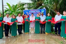 Lors de la cérémonie d'inauguration de la route rurale Vinh Tuong (VESAF 19) et de l’école maternelle Hoa An. Photo: thoidai