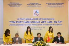 Le ministre vietnamien des Affaires étrangères, Bui Thanh Son, et son homologue indien, Jaishanka, participent à la cérémonie de publication d’une collection de timbres-poste communs entre le Vietnam et l’Inde. Photo: PCV