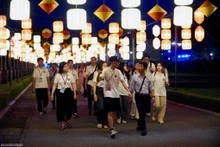 Environ 120 jeunes Viêt kiêu venus de plus de 20 pays dans le monde entier visitent la Citadelle Impériale de Thang Long. Photo: baoquocte