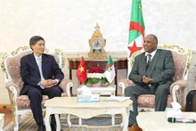Le chef de la Direction générale des affaires judiciaires et juridiques Ben Salem Abdarrazzak (à droite) et le vice-ministre du Ministère vietnamien de la Justice, Nguyên Khanh Ngoc. Photo : VNA.