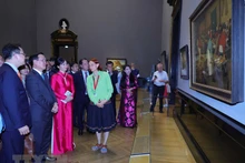 Dans le cadre de sa visite, le président vietnamien Vo Van Thuong se rend au musée d’histoire de l’art de Vienne. Photo: VNA
