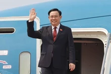 Le Président de l'Assemblée nationale, Vuong Dinh Huê, à l'aéroport international Soekarno-Hatta de Jakarta. Photo : VNA.