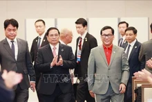 Le Premier ministre vietnamien, Pham Minh Chinh (2e, gauche), participe à la cérémonie d’inauguration d’une ligne aérienne directe reliant Hanoï à Hiroshima. Photo : VNA.