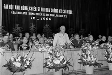 Le président Hô Chi Minh s’exprime devant le Congrès des héros et des soldats rivalisant d’efforts pour le salut national, à Hanoi, en décembre 1966. Photo : VNA