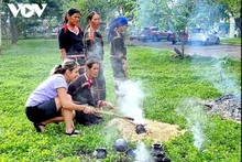 Les touristes participent à la fabrication de poteries artisanales. Photo: VOV