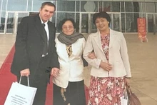 M. Michel Strachinescu et l’ancienne vice-présidente Nguyen Thi Binh à l'occasion du 40e anniversaire des Accords de paix de Paris. Photo: VNA