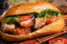 "Bánh mì heo quay" (Bánh mì avec poitrine de porc rôtie). Photo : Internet/CPV.