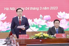 Le Président de l'Assemblée nationale, Vuong Dinh Huê, s'exprime lors du colloque. Photo : VNA.