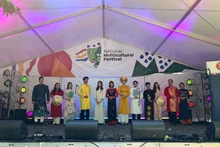 Un défilé de l’ao dai est chaleureusement saluée par le public. Photo: Baoquocte.vn