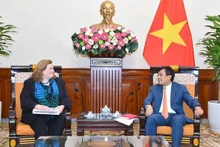 Le vice-ministre des Affaires étrangères, Nguyên Minh Vu (à droite), reçoit la docteure Kari Johnstone, directrice adjointe du J/TIP du Département d’État américain. Photo: baoquocte.vn
