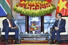 Le Président vietnamien, Vo Van Thuong (à droite) et le Vice-Président sud-africain Paul Mashatile, à Hanoi, le 14 décembre. Photo : VNA.