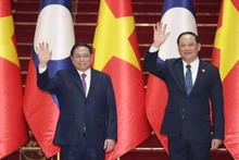 Le Premier ministre Pham Minh Chinh (gauche) et son homologue lao Sonexay Siphandone. Photo : VNA.