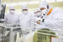 Le Premier ministre Pham Minh Chinh visite la chaîne de production de Hana Micron Vina. Photo : VNA. 