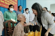 La Vice-Présidente de la République, Vo Thi Anh Xuân, remet des cadeaux à 50 familles bénéficiaires de politiques sociales. Photo : Huynh Phuc Hâu/VNA.