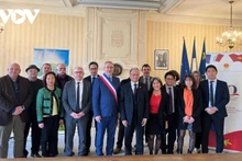 Les responsables de Saintes reçoit une délégation de l’ambassade du Vietnam en France. Photo : VOV