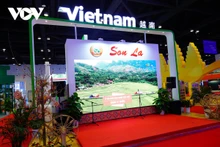 Le stand de la province de Son La (au Nord) présente des produits agricoles biologiques et transformés aux partenaires étrangers à CAEXPO 2023. Photo: VOV