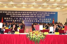 Les provinces de Cao Bang, Lang Son, Quang Ninh et Ha Giang et la région autonome Zhuang du Guangxi ont signé un protocole d’accord de coopération dans la formation des cadres entre les parties pour la période 2023-2027 et huit autres protocoles d'accord dans divers domaines. Photo : VNA