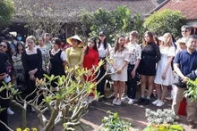 Des ambassadeurs étrangers, des représentants d'agences diplomatiques et d'organisations internationales visitent l'ancien village de Duong Lâm. Photo : VNA.
