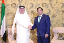 Le Premier ministre vietnamien, Pham Minh Chinh (à droite) et le ministre des Ressources humaines des Émirats arabes unis,, Abdulrahman Abdulmannan Al-Awar. Photo : VNA.