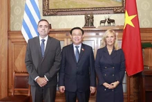 Le Président de l’Assemblée nationale vietnamienne, Vuong Dinh Huê (au milieu), la Présidente de la Chambre des Sénateurs de l'Uruguay, Beatriz Argimon, et le Président de la Chambre des Représentants de l'Uruguay, Sebastian Andujar. Photo : VNA.