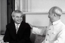 Joris Ivens (à gauche) et le Président Hô Chi Minh. Photo: ivens.nl