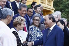 Le Président Nguyên Xuân Phuc organise le 13 janvier à Hanoï, une réception pour 25 invités internationaux de 15 pays venus au Vietnam pour la célébration du 50e anniversaire de l'Accord de Paris sur la fin de la guerre. Photo : VNA.